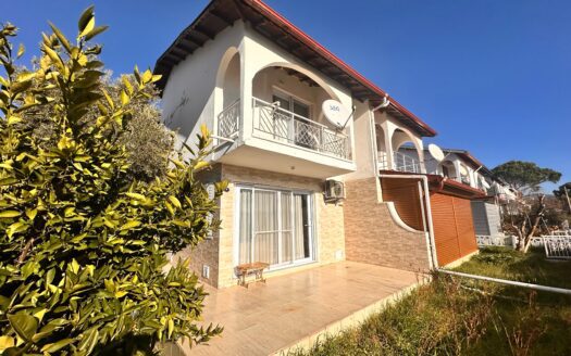 Dikili’de Denize Yürüme Mesafesinde | Geniş Bahçeli | Full Eşyalı | 2+1 Satılık Villa