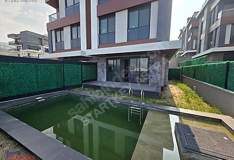 Yenifoça’da Asansörlü Havuzlu 3+1 Lüks Villa Satılık